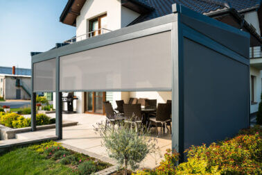 pergola tarasowa z zasłonami